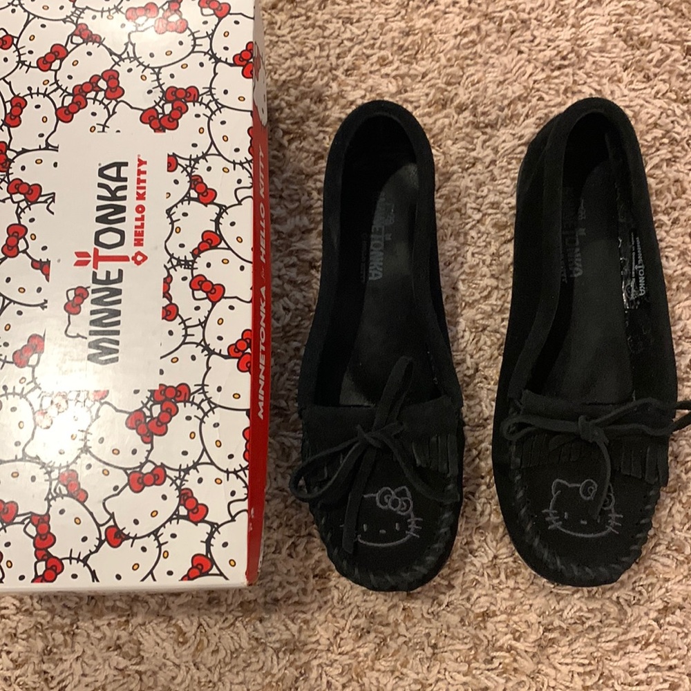NWOT Limited Edition Hello Kitty Minnetonka Moccasins 7.5